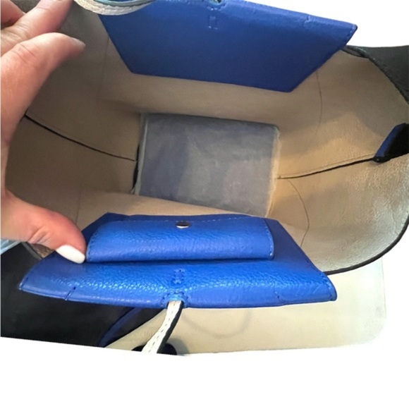 NWT Calvin Kline cobalt blue and tan reversible bucket bag - purse - Picture 4 of 10